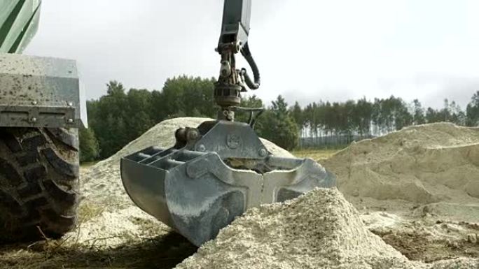 大反铲挖土机得到一些石灰石粉