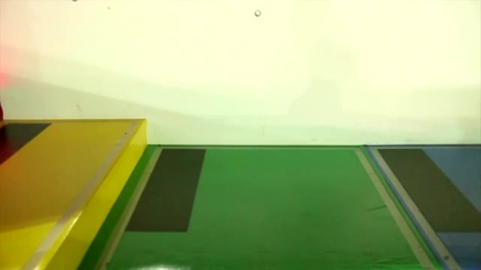 身份不明的人在彩色发光台阶上慢动作奔跑 (侧视图)