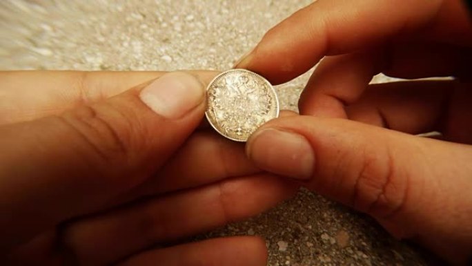 古代俄国沙皇银币面值十五戈比手指转向宏观