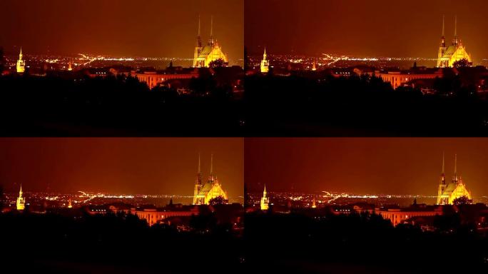 夜晚时光倒流小镇哥特式建筑，教堂轻。欧洲、文化和风景的美丽照片。旅游观光，捷克共和国的旅游景观地标。