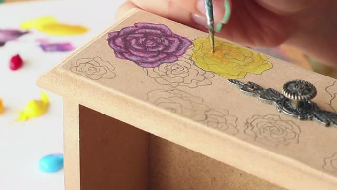 年轻女孩画木箱