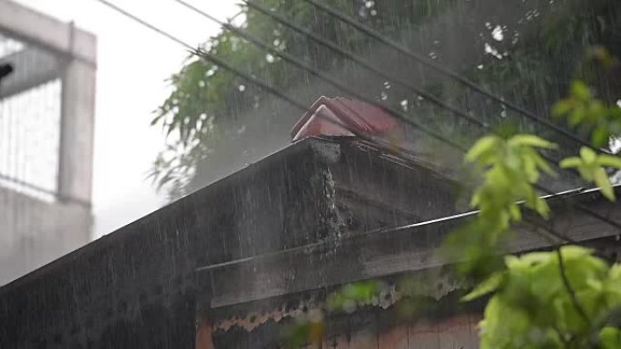 暴雨中的房屋屋顶
