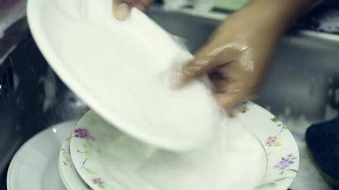 女性洗脏盘子