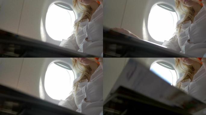 在飞机上翻阅杂志