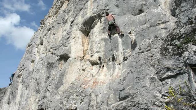 罗马尼亚登山者伊姆雷·塞德维 (Imre Sedevi) 在Remetea攀登dificoult路线