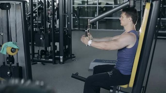 肌肉健美运动员在健身房锻炼乳房肌肉。