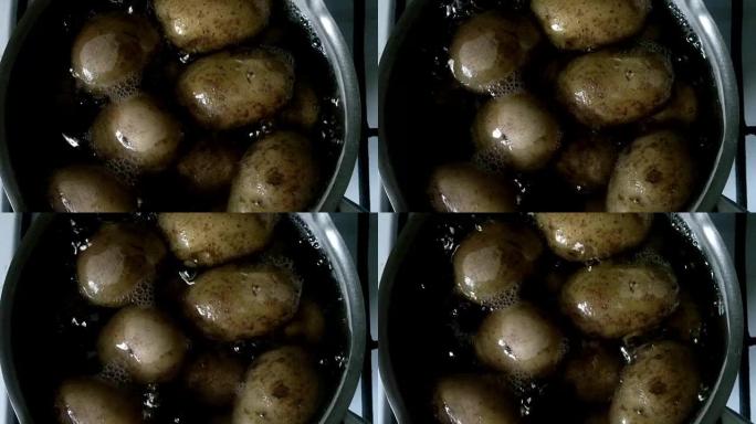 在沸水中煮的土豆