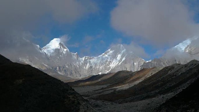 在喜马拉雅山脉背景下的云层运动