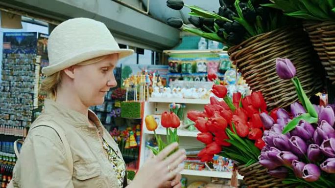 一个女人在阿姆斯特丹著名的花市选择郁金香