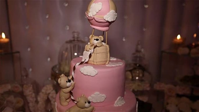 带熊的孩子的蛋糕，粉红色的大蛋糕，孩子的生日蛋糕