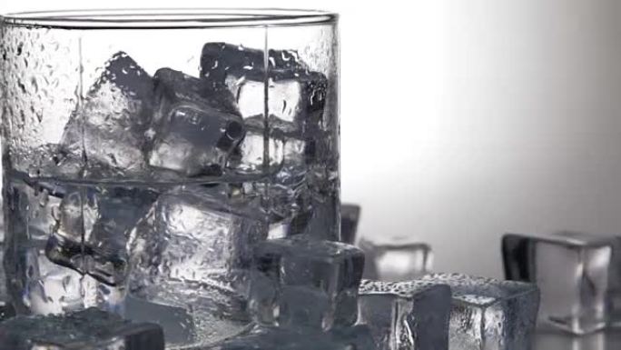一杯水中的饮料冰块