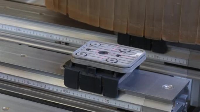 用于工业家具生产的机器木材数控激光打标。