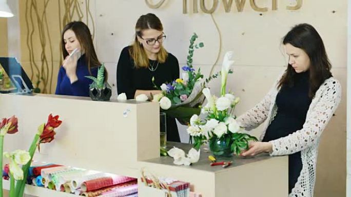花店集体在花店工作。准备出售花束