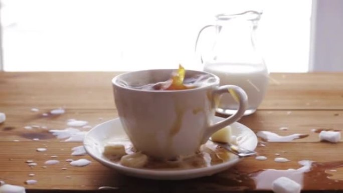 糖撒在木桌上的咖啡杯上