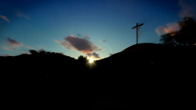 基督教妇女在耶稣十字架祈祷，日落，平移，4K