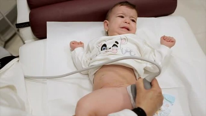 儿科医生在检查时哭泣的婴儿