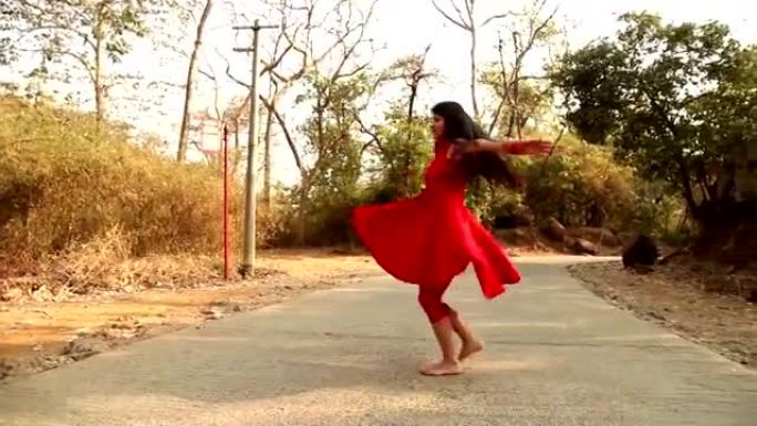 十几岁的女孩在乡村道路上跳舞和旋转