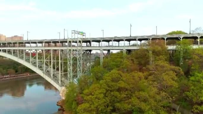 亨利·哈德逊大桥上布朗克斯的风景优美的全景鸟瞰图，旅客列车经过火车站。加速视频