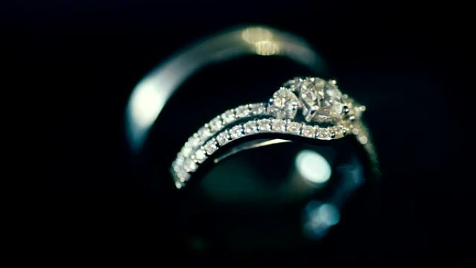 微距在黑暗中拍摄结婚戒指。婚礼主题。
