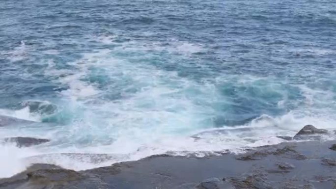 新南威尔士州Terrigal的海浪冲上岸
