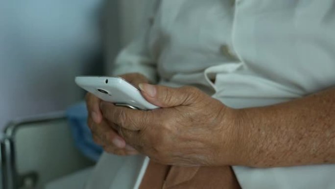 亚洲老年女性患者使用电话