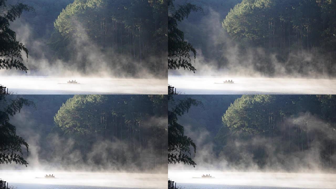 泰国庞翁梅洪森的游客在薄雾中漂流。