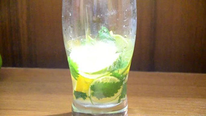 高球玻璃杯中的莫吉托鸡尾酒酒精饮料俯视图，夏季热带度假饮料，朗姆酒，薄荷叶，石灰柑橘汁，苏打水和混凝