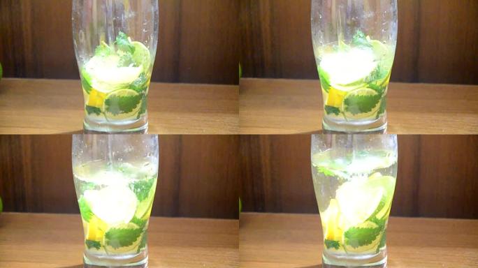 高球玻璃杯中的莫吉托鸡尾酒酒精饮料俯视图，夏季热带度假饮料，朗姆酒，薄荷叶，石灰柑橘汁，苏打水和混凝