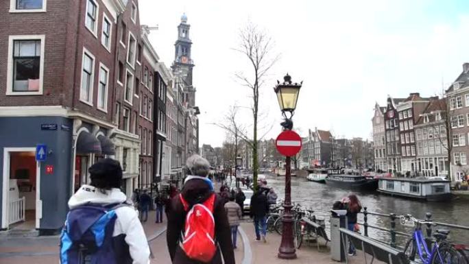 荷兰阿姆斯特丹中央车站的旅游和街道交通电车和船只