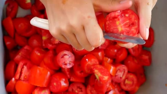 意大利南部自制番茄酱: 女人手切西红柿