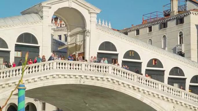 意大利威尼斯运河的桥上有很多人