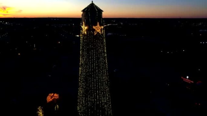 黄昏后的日落圣诞节灯光秀在德克萨斯州的小小镇Round Rock