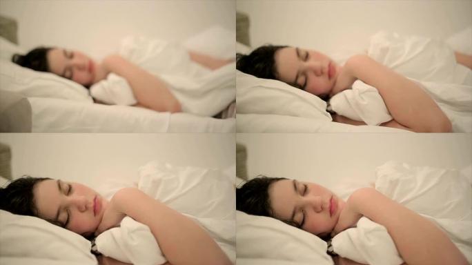 孩子像天使一样睡觉，多莉开枪