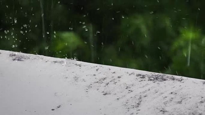 近距离拍摄落在金属窗玻璃上的雨滴的细节照片