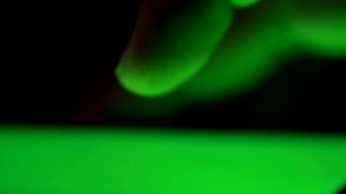 Close up使用带有绿色屏幕的智能手机