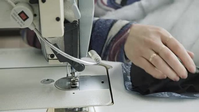 用缝纫机缝制衣服的特写过程。全高清