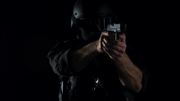 特警在黑色制服的演播室里