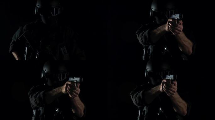 特警在黑色制服的演播室里