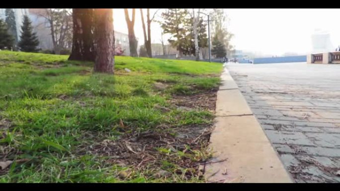 手放下一个咖啡杯。