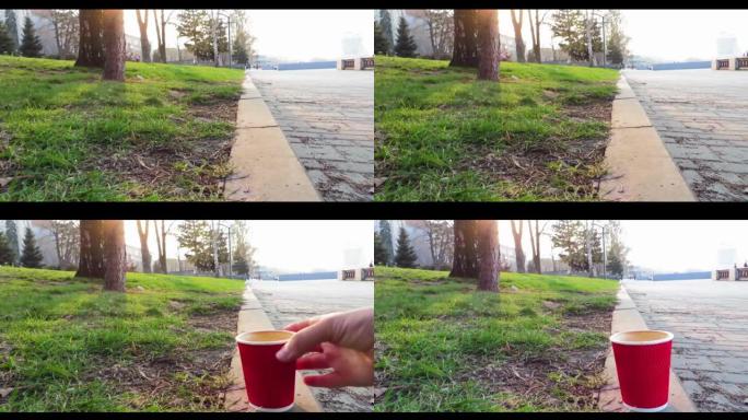 手放下一个咖啡杯。