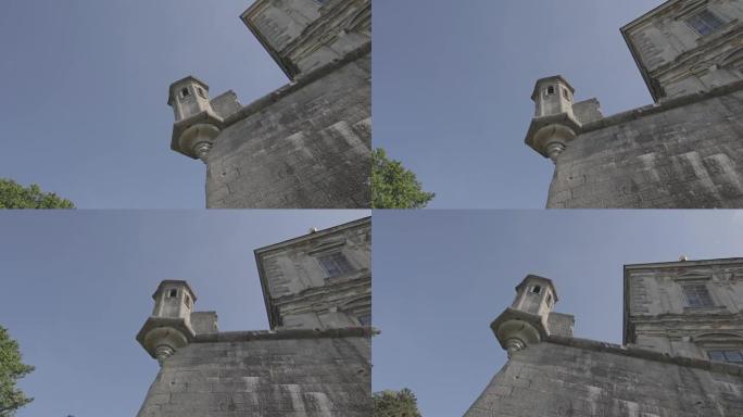 废弃城堡的瞭望塔对着天空