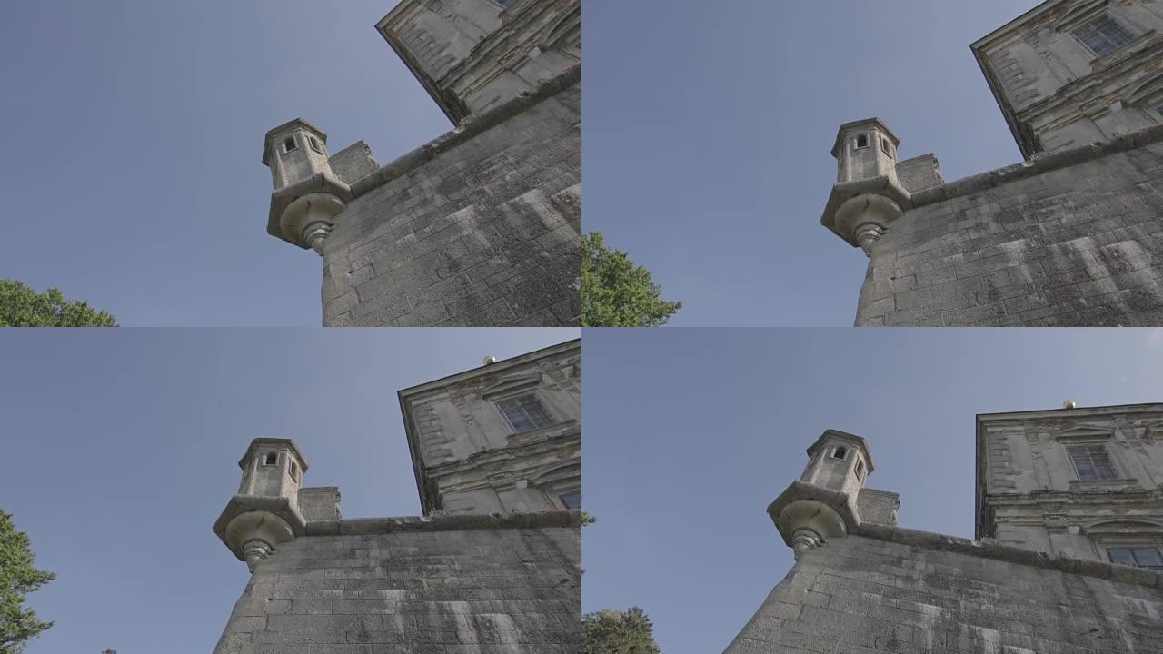 废弃城堡的瞭望塔对着天空