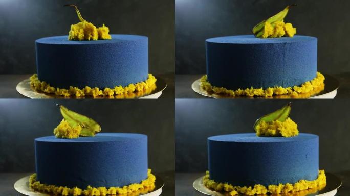 美味的蓝色蛋糕装饰着干梨