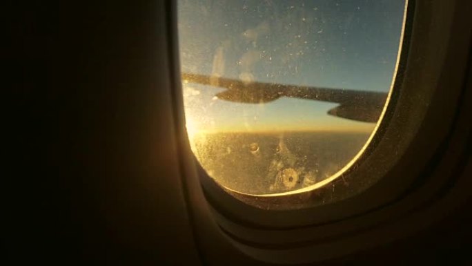 客机窗外的日落