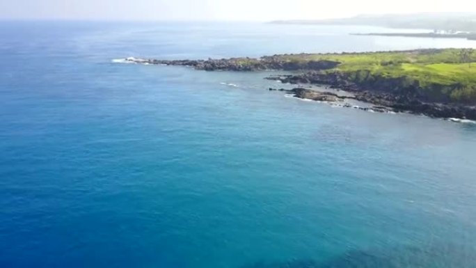 茂宜岛海岸线的亮蓝色浅滩