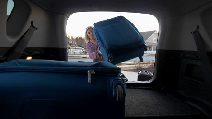 带行李的女人打包车。