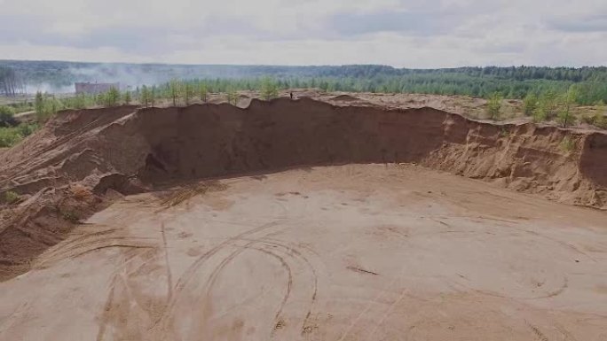 在采沙场露天开采上空飞行