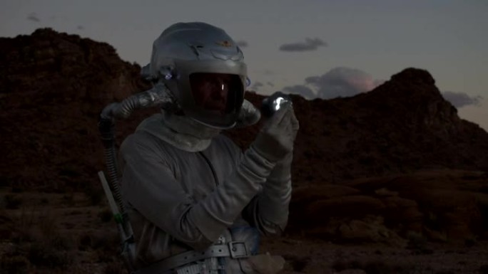 在一个奇怪的星球上的宇航员发现了一个奇怪的金属物体