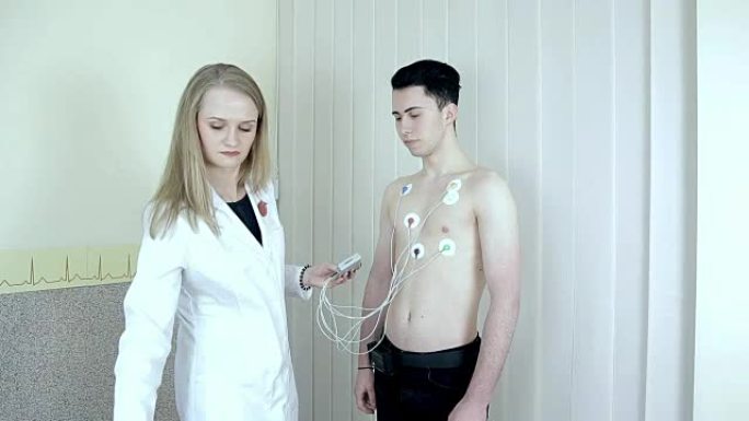 在病人身上安装用于心脏检查的传感器。监控动态心电图。该设备可监测期间的心脏活动