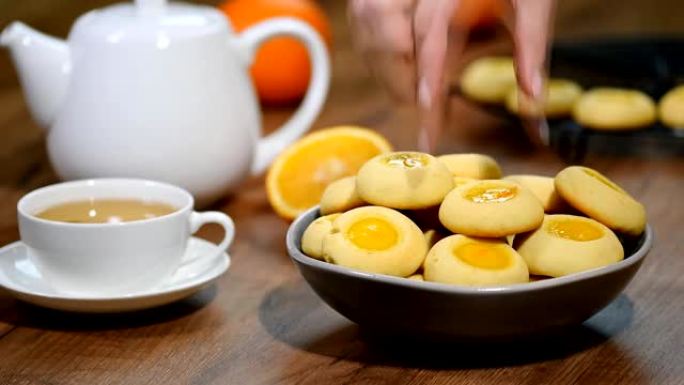 橙色饼干和一杯茶。
